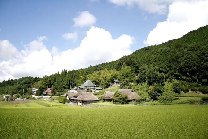 岡山県備前市吉永エリアにあるかや葺き民家が佇む風景