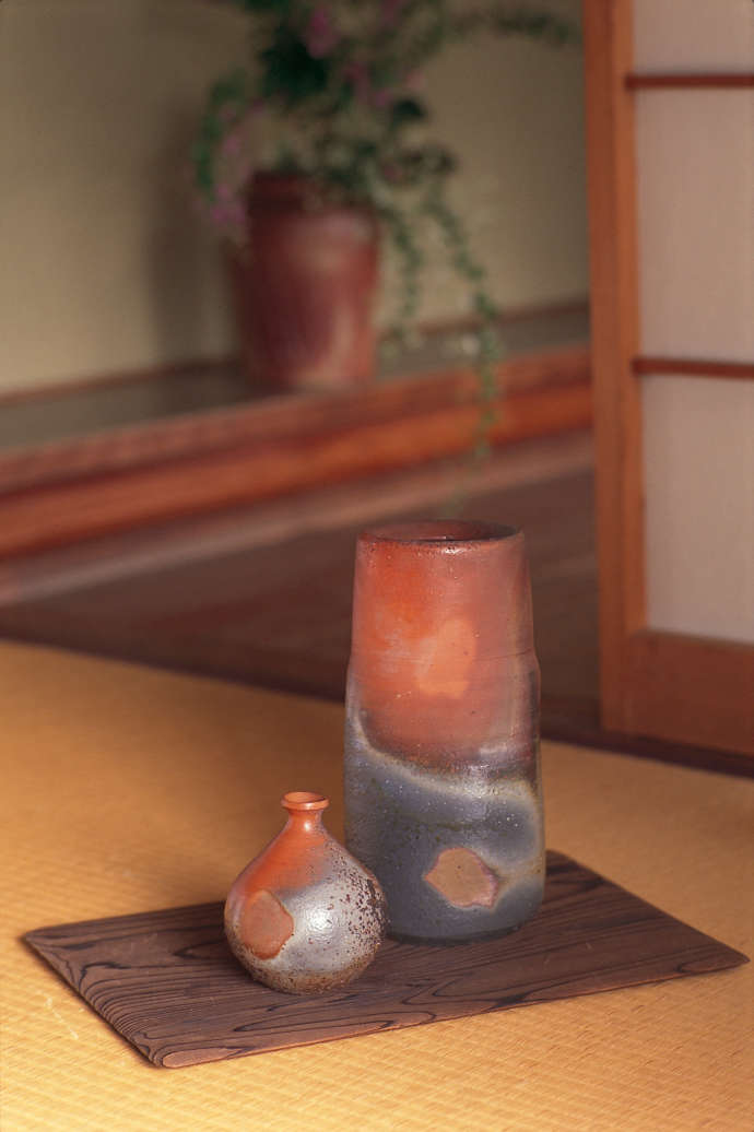 畳の上に置かれた備前焼の花瓶の写真