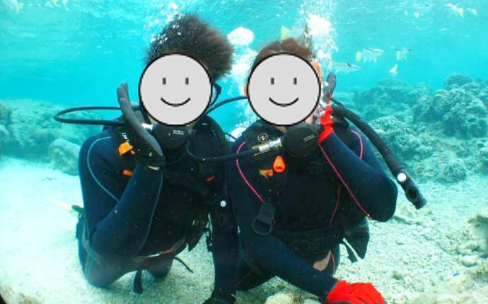 沖縄ダイビングショップピンクマーメイドでダイビング体験をしているカップル