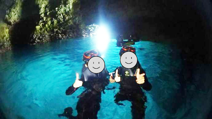 沖縄ダイビングショップピンクマーメイドの青の洞窟シュノーケリング体験をしているカップル