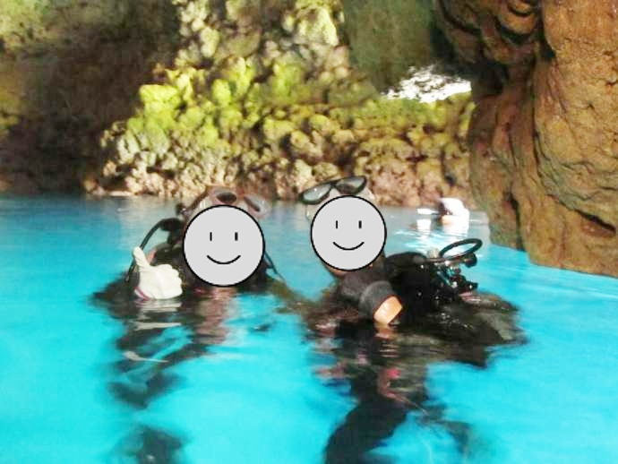 沖縄ダイビングショップピンクマーメイドの青の洞窟ダイビング体験をしているカップル