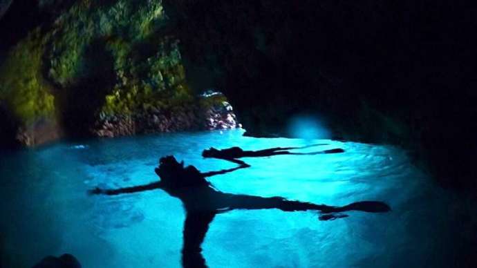 沖縄ダイビングショップピンクマーメイドの青の洞窟ダイビング体験をしているカップル