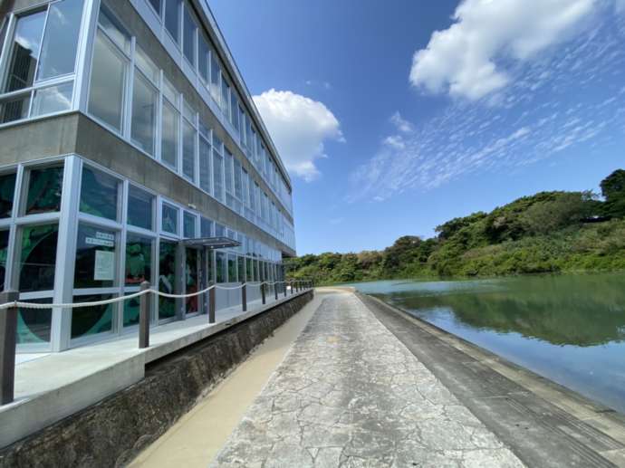 沖縄県中頭郡嘉手納町にある「ブルーフィールド」で利用する嘉手納町比謝川自然体験センター