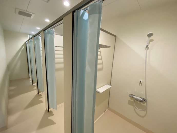 沖縄県中頭郡嘉手納町にある「ブルーフィールド」で利用できるシャワールームの様子