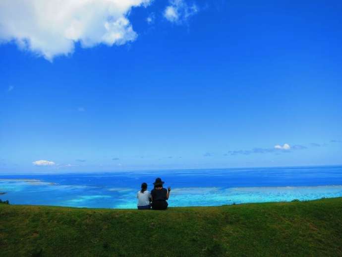 石垣島の絶景ポイントで過ごすカップル