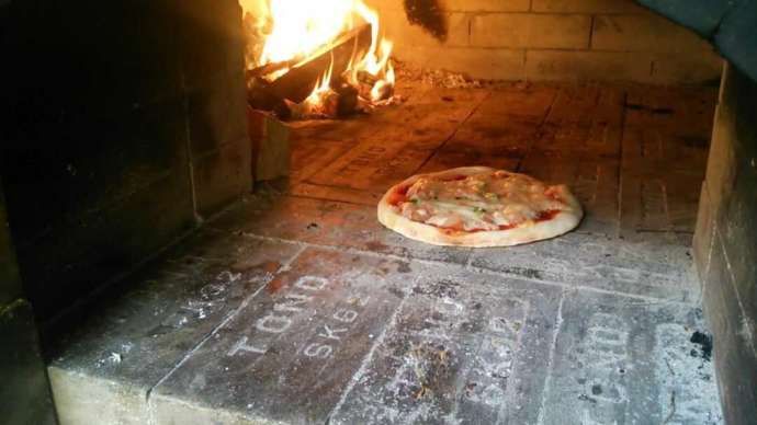 「花と泉の公園」内の「ぼたんハウス」で提供される石窯焼きの本格ピザ