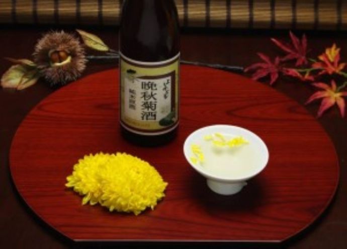 純米酒と菊花