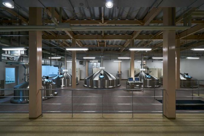 長野県佐久市の醸造所「軽井沢ブルワリー」のタンク