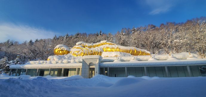 雪に埋もれた「舎利山 佛願寺」の涅槃大仏