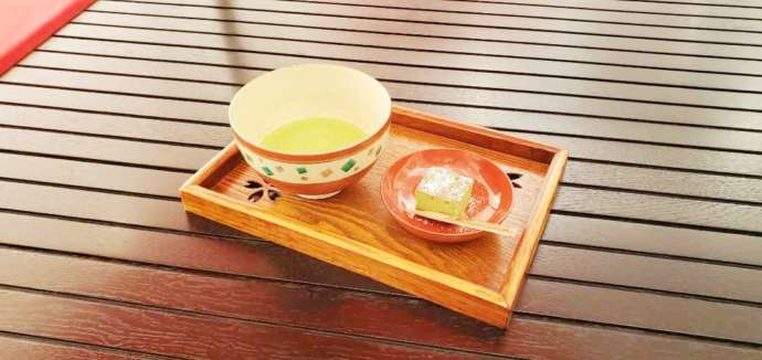 「舎利山 佛願寺」の参拝堂1階にある布施茶屋で供されるお抹茶