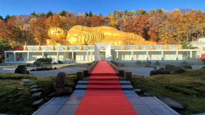 「舎利山 佛願寺」に安置される金色の涅槃大仏