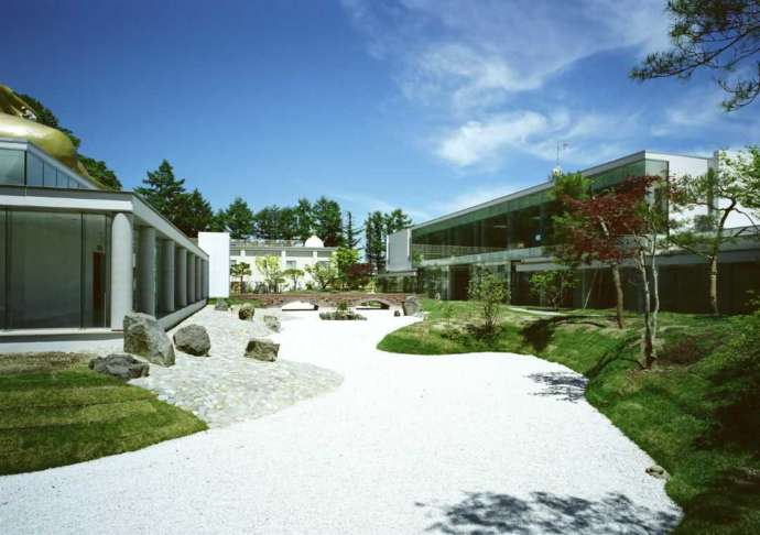 「舎利山 佛願寺」境内の日本庭園
