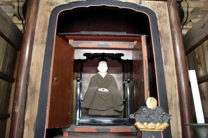 「佛日庵」にある北条時宗公の木像