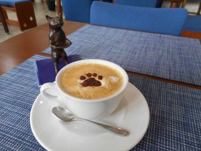 栃木県足利市にある「猫に会える隠れ家cafe catnap」で提供されるカフェラテ