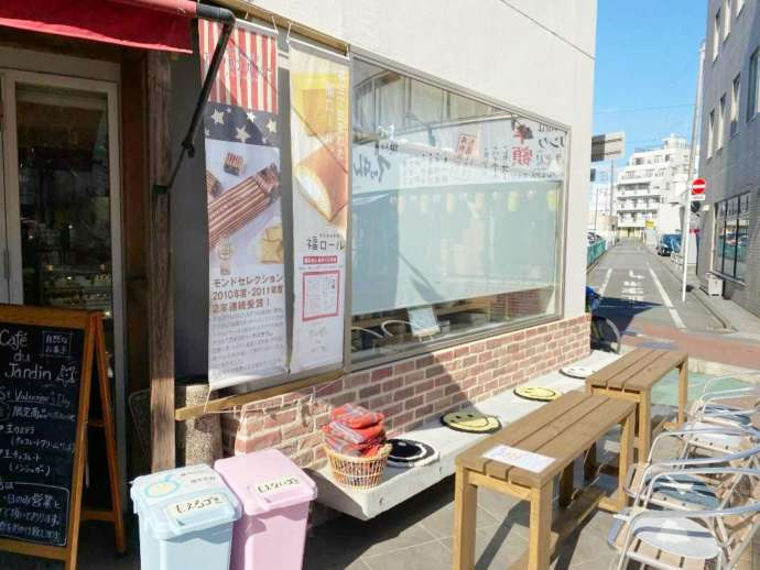 「カフェ・ドゥ・ジャルダン 福生駅西口店」の店外テラス席