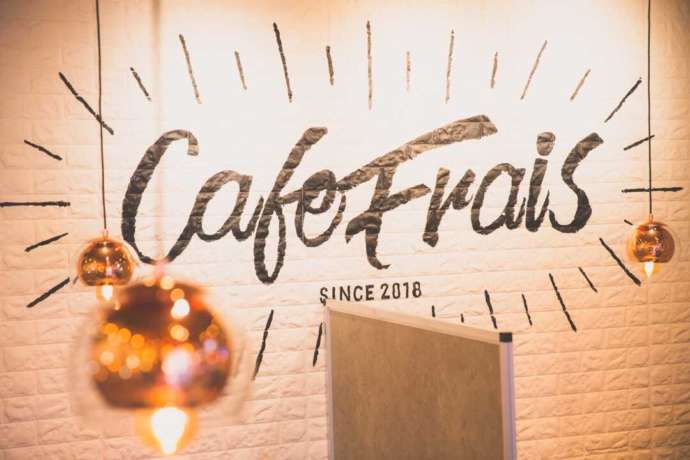 「CAFE FRAIS」の壁面ロゴ