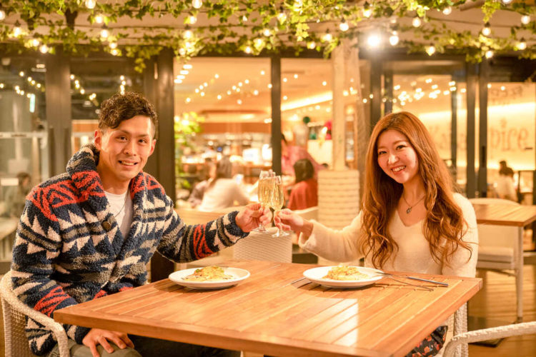 カイラカフェアンドテラスダイニング渋谷店のテラス席で食事するカップル