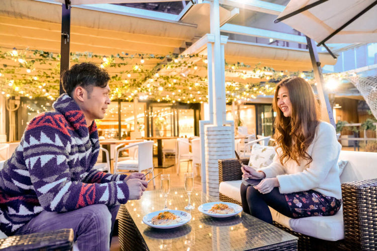 カイラカフェアンドテラスダイニング渋谷店のテラス席でデートするカップル