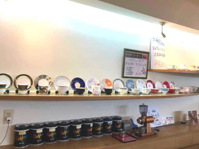 愛知県名古屋市にあるcaf'e ROXAの店内でコーヒーカップが並ぶ様子