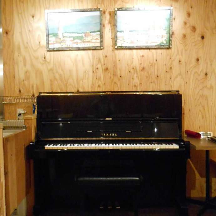 ガリレアカフェユーのピアノ