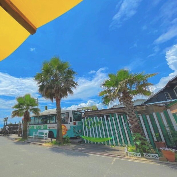 滋賀県大津市にある「カーメルビーチクラブ」に停まっているバス