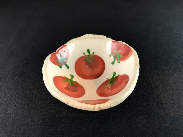 平野聖子さんの作品「赤絵トマト小皿」