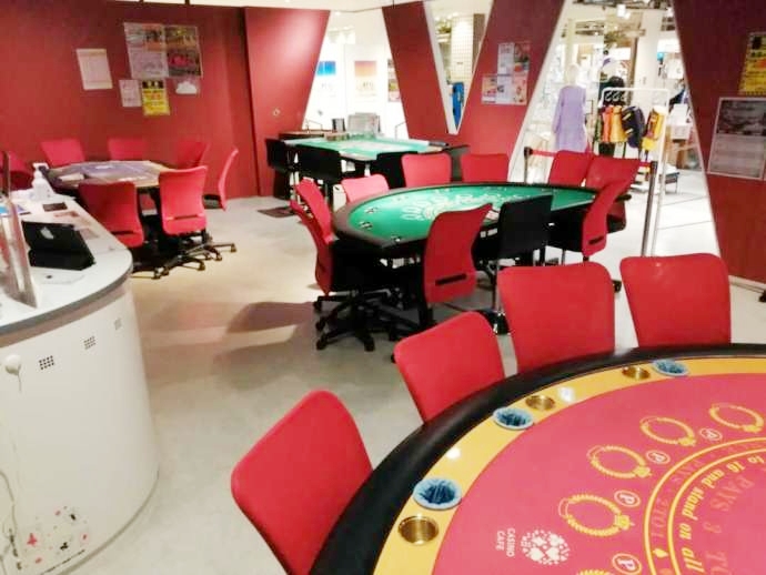 「カジノカフェなんばマルイ」内に設置されたブラックジャックテーブル（その1）