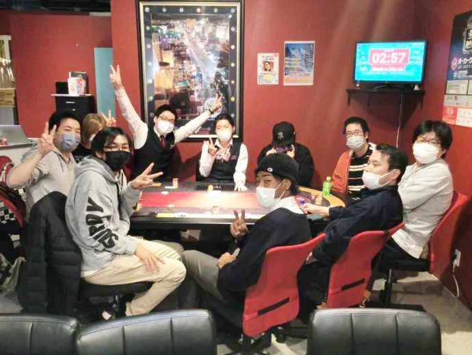 「カジノカフェなんばマルイ」でポーカーを楽しむお客さま