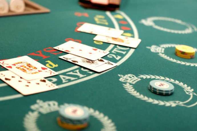「カジノカフェなんばマルイ」でブラックジャックをプレイ中のテーブル（その5）