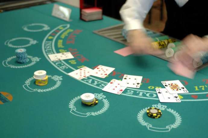 「カジノカフェなんばマルイ」でブラックジャックをプレイ中のテーブル（その1）