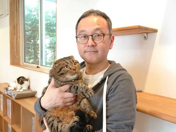 猫カフェごろーにゃの店主である小川浩司さん