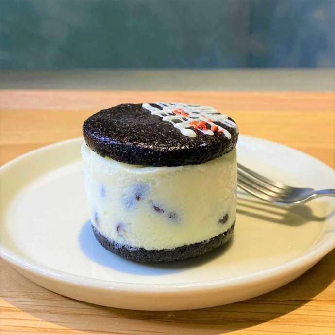 「KAKA cheesecake store 桜坂店」のバターサンド（チョコ）