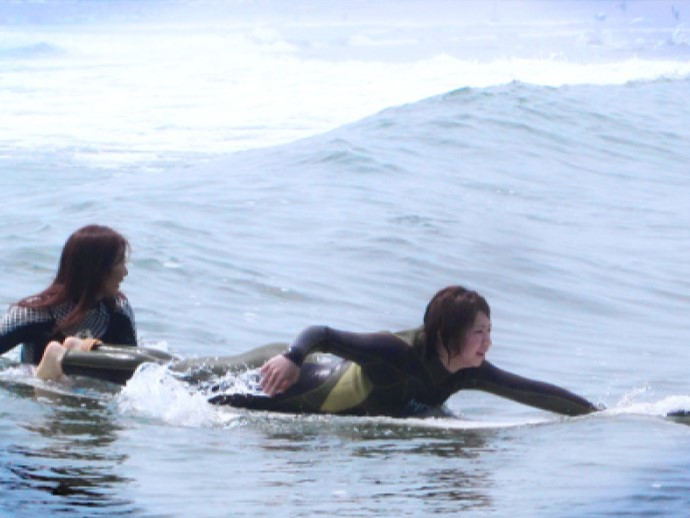「チャーリーズサーフ」でのサーフィン体験の一コマ