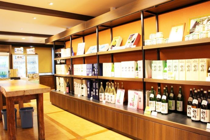 「秩父錦 酒づくりの森（株式会社矢尾本店）」に併設された酒蔵見学観光物産館内部の様子
