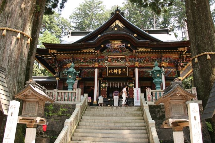 三峯神社の拝殿外観