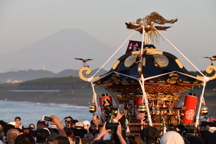 浜降祭で富士山を背景に神輿を担ぐ人々の図