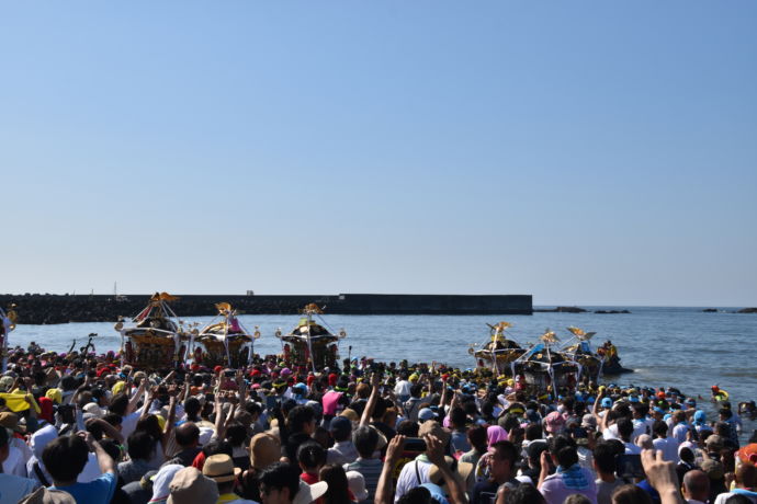 浜降祭を見るため集まった観光客の図