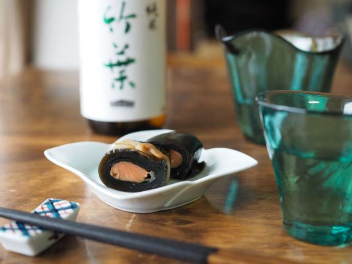 竹葉 純米酒と昆布巻きの写真