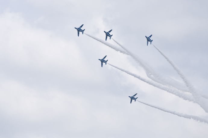 「千歳基地航空祭」で空を舞う飛行機
