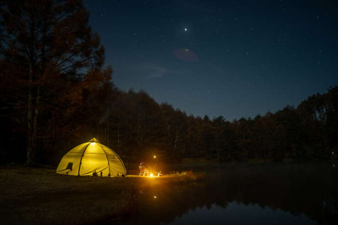 千代田湖キャンプ場の湖畔サイトで星空を満喫する利用者