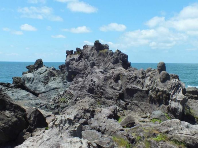 岩礁に刻まれている磨崖仏「十六羅漢岩」