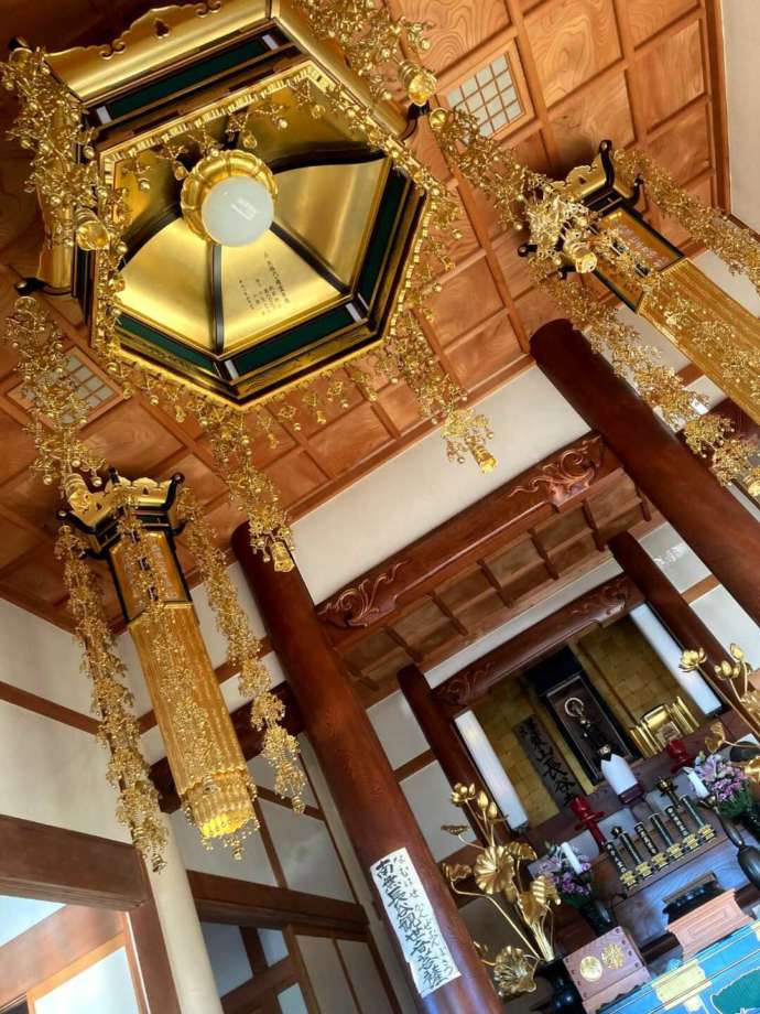 長谷寺の本堂の内部を見上げたときの写真