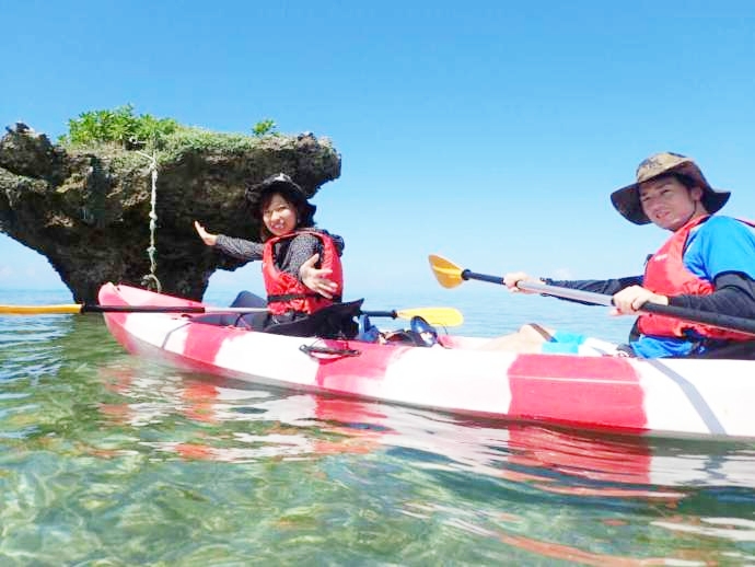 沖縄県石垣市にある「ちゅらちゅら」でカヤックを漕ぎ進めるカップル