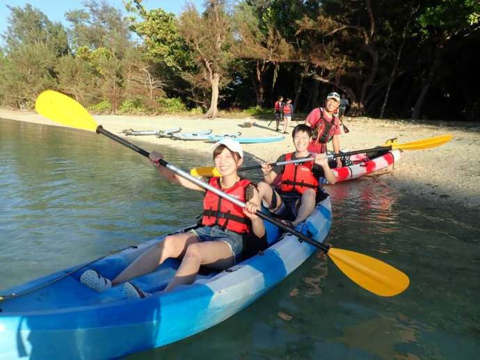 沖縄県石垣市にある「ちゅらちゅら」でカヤックを漕ぎ出そうとするカップル