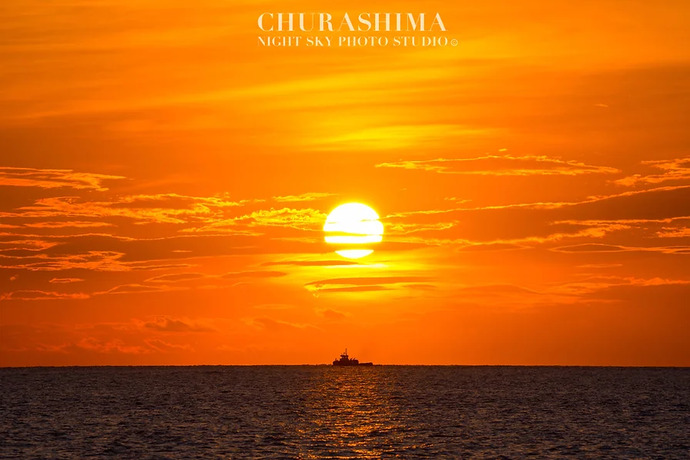 「CHURASHIMA NIGHT SKY PHOTO STUDIO」で撮影された沖縄の美しいサンセット