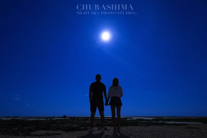 「CHURASHIMA NIGHT SKY PHOTO STUDIO」が撮影した美しい月明りに浮かぶカップル