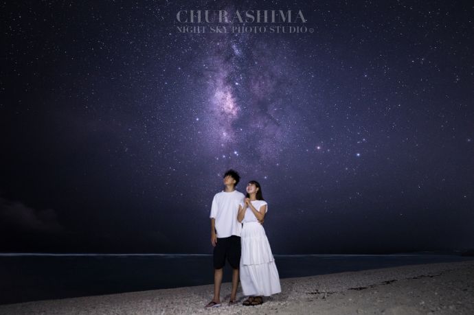 「CHURASHIMA NIGHT SKY PHOTO STUDIO」で撮影された寄り添うカップル