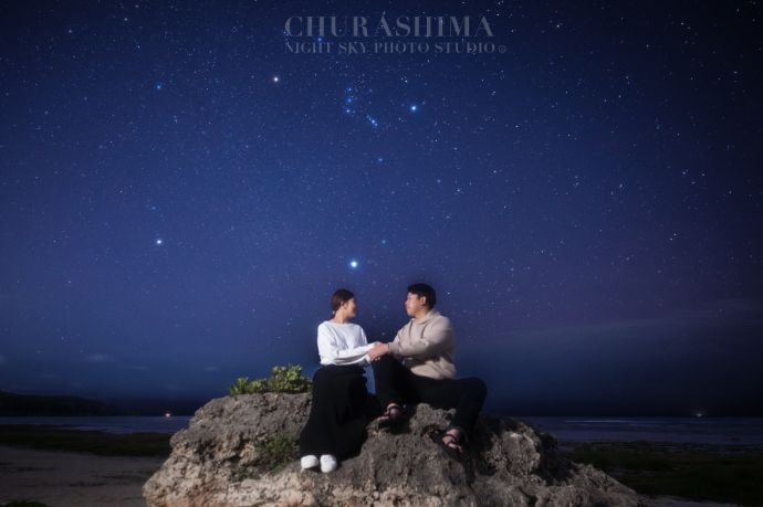 「CHURASHIMA NIGHT SKY PHOTO STUDIO」で撮影された見つめあうカップル