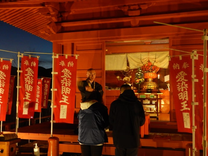 ライトアップされた日光山中禅寺の愛染堂
