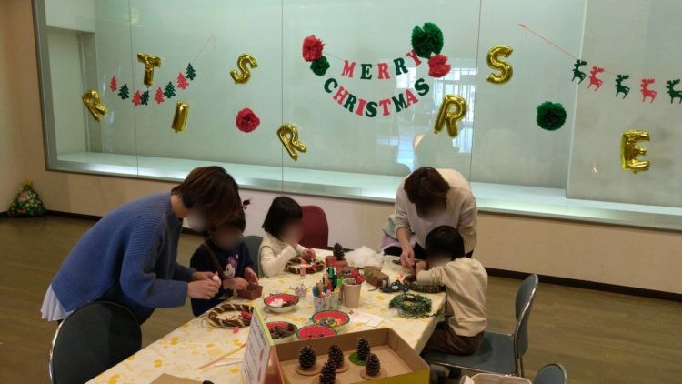 香芝市二上山博物館で催されているクリスマスリース作り教室